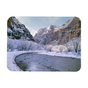 Íman EUA, Utah, Zion NP. Neve fresca cobre o canyon
