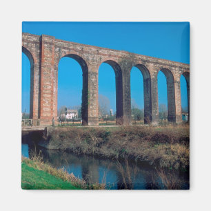 Íman Europa, Itália. Aqueduto perto de Lucca.