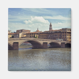 Íman Europa, Itália, Florença. O rio Arno flui