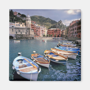 Íman Europa, Itália, Vernazza. Barcos pintados de cores