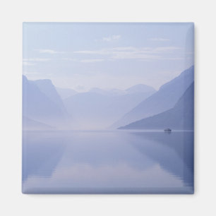 Íman Europa, Noruega. Paredes verticais refletidas em