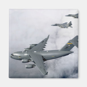 Íman F-15B Eagles escolta o primeiro C-17 baseado no Ha