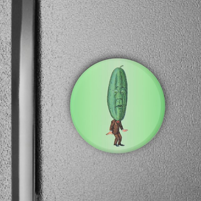 Íman Fantasy Pickle Man Brown Suit (Fun big green pickle head man with face in brown suit on green round magnet.)