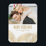 Íman Faux Gold Foil Pine Agulha Feliz Foto de Natal<br><div class="desc">Feliz Natal! Traga um pouco de alegria de férias para sua casa com nosso Magnet de Natal personalizável! Perfeito para mostrar memórias queridas, este ímã permite que você personalize com sua foto festiva favorita, fazer uma adição única ao seu decoro de férias. Um presente ideal para a família e os...</div>