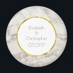 Íman Faux Marble Alabaster Taupe Tan Modern Wedds<br><div class="desc">Um imã personalizado de recordação de casamento com uma elegante textura de fundo de mármore FAUX alabastro. As cores do taupe/tan e creme se misturam, criando padrões interessantes para um visual moderno clássico. Personalize com seus nomes e data de casamento dentro um círculo branco com uma borda de papel dourado...</div>