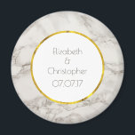 Íman Faux Marble Alabaster Taupe Tan Modern Wedds<br><div class="desc">Um imã personalizado de recordação de casamento com uma elegante textura de fundo de mármore FAUX alabastro. As cores do taupe/tan e creme se misturam, criando padrões interessantes para um visual moderno clássico. Personalize com seus nomes e data de casamento dentro um círculo branco com uma borda de papel dourado...</div>
