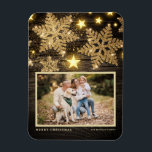 Íman Faux Wood Dourado Glitter Snowflakes Foto Natal<br><div class="desc">Celebre o espírito de Natal com nosso ímã de Natal fotográfico personalizável! Perfeito para capturar os seus momentos festivos favoritos, este ímã permite-vos criar uma vigilância única que mostra a alegria e o amor da vossa família durante a época de férias. Ele apresenta flocos de neve dourados e estrelas em...</div>