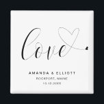 Íman Favor de Casamento de Bonito Branco Preto e Amor<br><div class="desc">Bonito favorito de casamento, imã com a palavra "amor" na caligrafia negra, com uma batida cardíaca no final, sobre um fundo branco. O layout simples e mínimo e muito espaço aberto dão a esta design um toque moderno e a letra caligráfica e os corações lhe dão uma reviravolta romântica. Estes...</div>