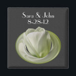 Íman Favor de Casamento de Flor de Tulipas Brancas<br><div class="desc">Tulipa branca delicada sobre fundo preto, salve a data do anúncio do casamento a favor do imã do frigorífico. Preencha suas informações na modelo. Faça mais alterações no tamanho, estilo e cor do texto e da fonte, clicando em Personalizar. Se tiver perguntas ou pedidos, contacte-me. Esta imagem está disponível em...</div>