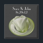 Íman Favor de Casamento de Flor de Tulipas Brancas<br><div class="desc">Tulipa branca delicada sobre fundo preto, salve a data do anúncio do casamento a favor do imã do frigorífico. Preencha suas informações na modelo. Faça mais alterações no tamanho, estilo e cor do texto e da fonte, clicando em Personalizar. Se tiver perguntas ou pedidos, contacte-me. Esta imagem está disponível em...</div>