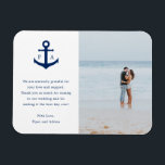 Íman Favor de Casamento de Foto do Monograma de Âncora<br><div class="desc">Magnet de casamento náutico com uma âncora azul marinho com seu monograma em ambos os lados junto com sua mensagem de obrigado. À direita está sua foto favorita. Estes simples ímãs náuticos são perfeitos para um casamento na praia no verão e fazem favores de casamento de excelente que os seus...</div>