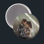 Íman 'Favor de Casamento Personalizado de Obrigados e A<br><div class="desc">Um na moda e elegante favor de casamento com design com as palavras "Amor e Obrigados" em uma bela letra branca. Inclui espaço para uma foto personalizada,  nomes e a data do casamento em uma fonte branca moderna. Uma maneira perfeita de adicionar um toque pessoal ao seu dia especial!</div>