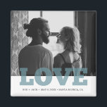 Íman Favor de Casamento por Amor Moderno<br><div class="desc">Estes modernos ímãs de design de fotografia adoram a fotografia são perfeitos para salvar as datas ou os favores do casamento. Personalize com sua foto, seus nomes, data de casamento e local. Entre em contato comigo através do botão abaixo se precisar de mais personalização ou assistência para ajustar sua foto...</div>