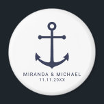 Íman Favor do Casamento de Âncora Azul do Marinho Náuti<br><div class="desc">Marinho Náutico Mínimo Moderno Mínimo Náutico Anchor Favor Magnet com âncora azul marinho e noiva personalizada com data de casamento no marinho azul moderno estilo serif sans em fundo branco. Perfeito para casamento temático náutico,  casamento temático da praia e muito mais.</div>
