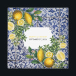 Íman Favor do Casamento Português para Limões do Medite<br><div class="desc">A mão pintou azulejos tradicionais de Portugal design com limões mediterrânicos. Trabalho de arte azul azulejo e azulejo floral branco. Um belo design mediterrânico que representa os limões amarelos com o seu verde e floresce contra um padrão português azul e branco. O texto do casamento é elegantemente enquadrado com uma...</div>