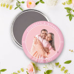 Íman Favor do Casamento Rosa Rosa, Foto do Casal Minima<br><div class="desc">Imagem de Casal Minimalista Moderno Foto Rosa de Casamento Favorito</div>