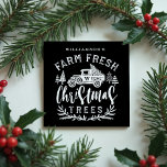 Íman Fazenda Fresca Velho Caminhão Entrega Árvore de Na<br><div class="desc">O design apresenta a nossa design tipográfica "Fazenda Árvores de Natal frescas" com um estilo branco e rústico, desenhado à mão, que recolhe um carregando de Natal no fundo. O verde de Natal e a folhagem criam um design festivo moderno e rústico. Personalizado com seu sobrenome e monograma. Arte original...</div>