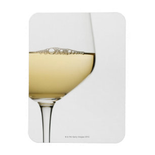 Íman Feche acima do vidro do vinho branco no branco