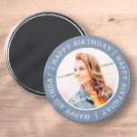 Íman Feliz Aniversário - Foto personalizada simples de<br><div class="desc">Este design simples e moderno é composto por tipografia de serifa e adiciona uma foto personalizada.</div>