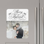 Íman Feliz e casado com recém-Weds Primeira Foto de Nat<br><div class="desc">Letras elegantes e românticas de caligrafia suave com pinecone twigs e uma foto. Para uma personalização mais avançada deste design,  clique no BOTÃO FERRAMENTA DESIGN AZUL acima!</div>