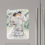 Íman Feliz e casado com recém-Weds Primeira Foto de Nat<br><div class="desc">Uma letra elegante e romântica de caligrafia suave com uma fotografia. Para uma personalização mais avançada deste design,  clique no BOTÃO FERRAMENTA DESIGN AZUL acima!</div>