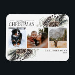 Íman Feliz Natal Black Winter Pinecone Botanical Ho<br><div class="desc">Apresentando nosso feliz Natal Black Winter Calliografia Botânica de Natal com Pinecone Magnet! Esta bela carta apresenta três das suas fotos favoritas, perfeitamente organizadas com uma moda, arranjo solto de elementos botânicos como pínus cones e bagas. A caligrafia à mão adiciona um toque de charme e elegância, fazer este é...</div>
