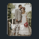 Íman Feliz Natal | Foto de Natal<br><div class="desc">Este imã de Natal é perfeito para mostrar sua foto favorita de casamento. A frente tem cheio abrindo para sua foto e a palavra "Feliz" em uma fonte de script branco em negrito com opções para personalizar com seu sobrenome e ano.</div>