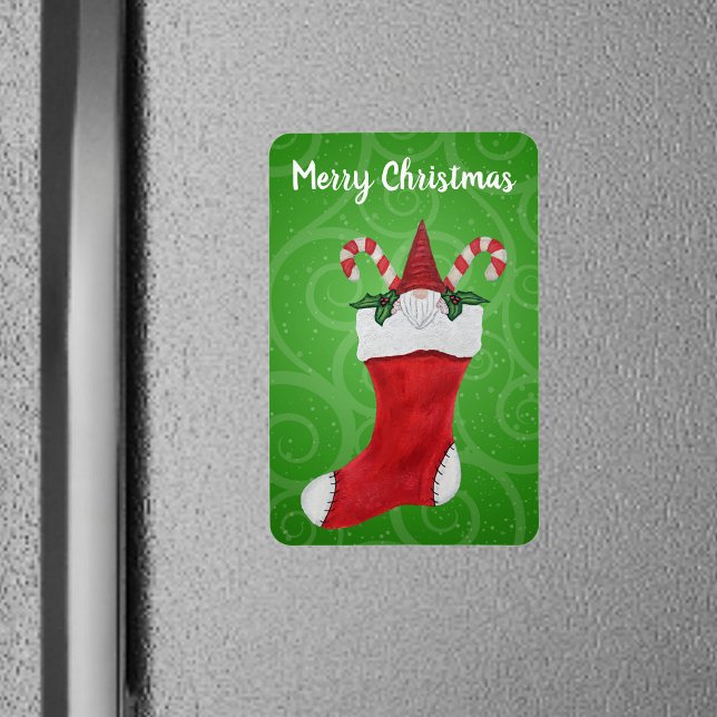 Íman Feliz Natal Pequeno Gnomo Escambalando Sujeiras Ve (Red stocking with cute gnome candy canes on green swirled Merry Christmas magnet.)