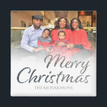 Íman Feliz Natal Silver Glitter Foto e Nome do CHEIO 2<br><div class="desc">Torne mais clara a porta da geladeira com este belo ímã de Natal Feliz. Personalize com sua foto e seu nome. O Feliz Natal está em uma falso cintilação prateada e fora de fundo branco. Veja nossa coleção de Natal para mais cores, incluindo opções de cintilação prateada, ouro, vermelho, branco...</div>