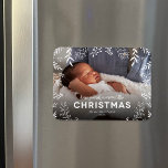 Íman Feliz Pequena Foto da Sobreposição Botânica de Nat<br><div class="desc">Magnetos de fotos de Natal impressos personalizados com barato simples para personalização. Este na moda apresenta um simples design de camada de fotos com uma borda de galhos botânicos, folhas e galhos. A saudação diz "Tenha um Natal Feliz em uma mistura moderna de tipografia". Personalize-o com sua foto, nome, ano...</div>