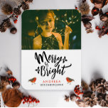 Íman Feliz Simples E Natal Brilhante Robin Photo Typo<br><div class="desc">Este charmoso ímã de férias apresenta um moderno roteiro preto cursivo que diz "Feliz e Brilho", acompanhado por duas lindas cores vermelhas ilustradas com pássaros-patudos em cada lado. Abaixo você pode adicionar seu nome e data em uma simples tipografia vermelha e preta. O topo do ímã apresenta um design minimalista...</div>