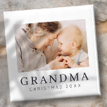 Íman Feriado de Foto Personalizada da Vovó Moderna e Si<br><div class="desc">Design é composto por tipografia quic moderna com sans serif e serif font. Adicione uma foto personalizada de vovó e ano.</div>
