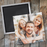 Íman Feriado de Fotografia da Família Chic Moderna de Q<br><div class="desc">Design é composto por tipografia quic moderna com sans serif e serif font. Adicione uma foto personalizada da família,  adicione o nome da família e o ano.</div>