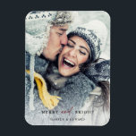 Íman Feriado em Feliz simples e fotos brilhantes<br><div class="desc">Natal moderno e simples | Imagem fotográfica de Natal. Para uma personalização mais avançada deste design,  clique no BOTÃO FERRAMENTA DESIGN AZUL.</div>