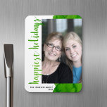 Íman Feriados mais felizes do moderno off center 1 foto<br><div class="desc">Verde natalino - Use uma foto vertical para fazer uma saudação de Natal feliz e única,  com um brilho de cor d'água alegre e brilhante. Este design tem um abstrato com elementos pintados e uma fonte manuscrita. Se precisar mover alguma coisa,  clique no botão personalizar para fazer alterações.</div>