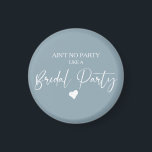 Íman Festa de caligrafia minimalista<br><div class="desc">Design apresenta um roteiro moderno de caligrafia fina com a frase Ain No Party Like a Bridal Party em um pano de fundo de cor azul-nuvem silenciado. Ideal para a festa de solteira e a noiva.</div>