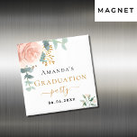 Íman Festa de formatura ouro floral salvar a data<br><div class="desc">Um fundo branco chic. Decorados com ouro rosa, floral cor-de-rosa pincelado, flor (rosa) e folhas de eucalipto de cor aquosa verde, galhardetes, verde-verde e um cinturão de ouro falso. Personalize e adicione o nome do formando e uma data. Letras pretas e ouros. Perfeito como guardiã, partidário ou como um lembrete...</div>