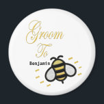 Íman Festa Dourada de Despedida de Solteiro para o Casa<br><div class="desc">O Festa de Despedida de Solteiro Dourado do Casamento de Groom Personaliza Magnet tem uma abelha divertida nele para o noivo ser. Excelente e diversão para que o Groom Be use todos os dias e como presente no Bachelor Party e outros eventos. Personalize com o Groom para ser o nome....</div>