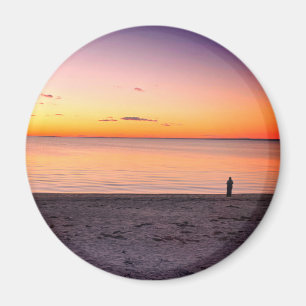 Íman Figura Solitária em Pé na Praia do Oceano Foto