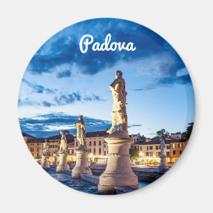 Íman Fila de estátuas iluminadas em Padova