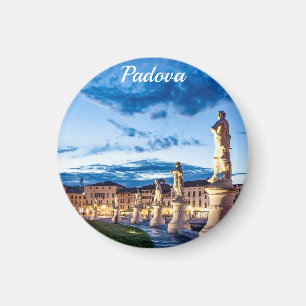 Íman Fila de estátuas iluminadas em Padova