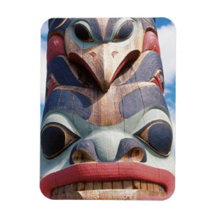 Íman Fim-acima do pólo de totem em Sitka, Alaska, EUA