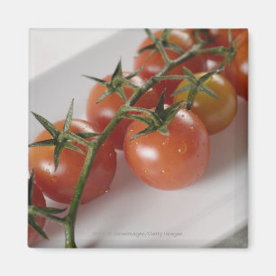 Íman Fim-acima dos tomates em uma bandeja