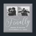 Íman Finalmente Casamento Minimalista 2 Foto Salvar Dat<br><div class="desc">Valeu a pena esperar e agora você está finalmente pronto para enviar suas datas de salvamento! Esses casamento minimalistas, exceto a data em que ímanes são perfeitamente simples, mas super modernos. Personalize facilmente o design, adicionando suas próprias fotos, nomes e data de casamento. Itens correspondentes podem ser encontrados na coleção....</div>