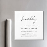 Íman Finalmente Moderno Minimalista Salve A Data<br><div class="desc">Uma simples imã salve a data moderna. Personalize este design preto e branco minimalista para ter seus detalhes pessoais e sua mensagem.</div>