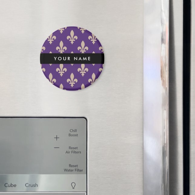 Íman Flor de Lis, Bege sobre Roxo, Real, Seu Nome (In Situ (Fridge))