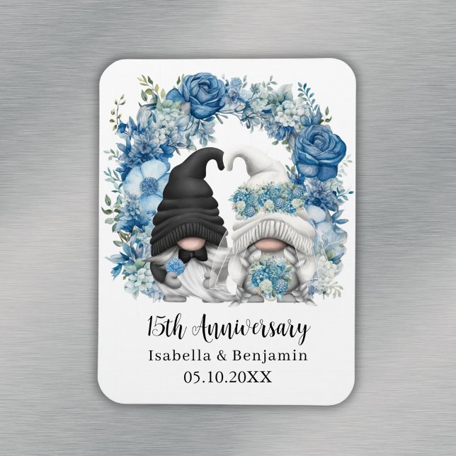 Íman Flores Azuis Personalizadas do Gnome Aniversário d (Custom Gnome Blue Flowers 15th Wedding Anniversary Magnet
)