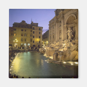 Íman Fontana de Trevi à noite, Roma, Lazio, Itália