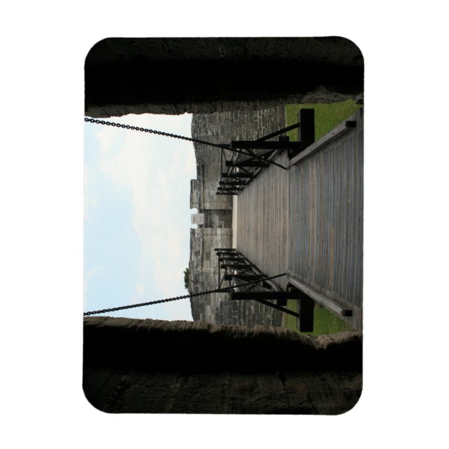 Íman Forte na gustine da rua olhando do castelo (Vertical)