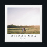 Íman Foto da família de máquinas de escrever minimalist<br><div class="desc">Este simples e moderno ímã de fotos da família apresenta um lugar para você adicionar seus nomes e uma foto principal,  juntamente com o ano,  em uma bela tipografia da máquina de escrever. O presente minimalista perfeito para qualquer membro da família este inverno!</div>